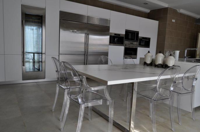 silla Louis Ghost de kartell en cocina