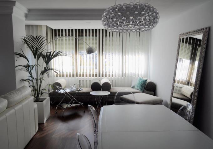 silla Louis Ghost de kartell en salon