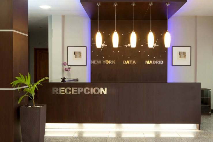 recepcion del hotel en bata nueva guinea decorado por gm proyecto